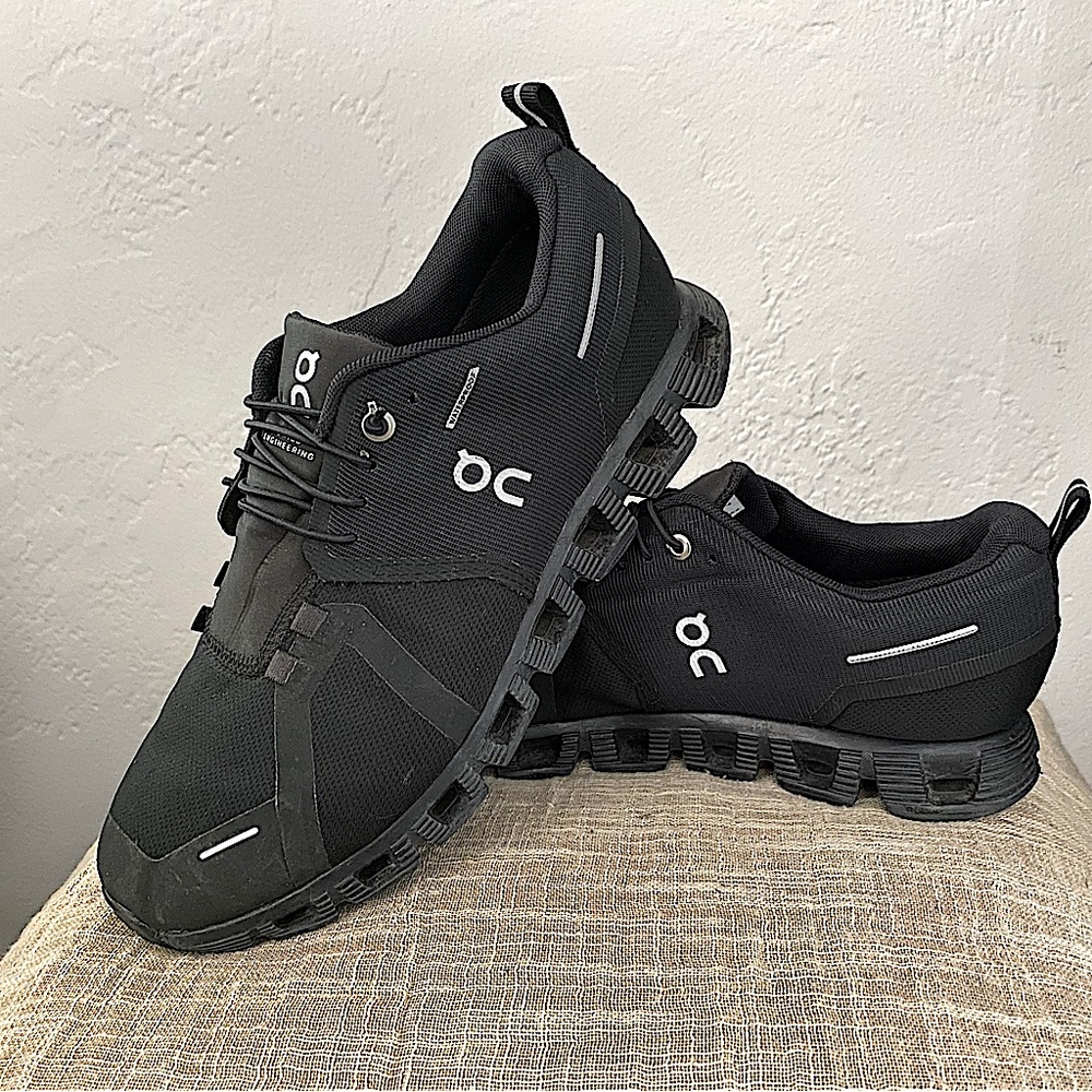 ON Cloud 5 Waterproof Running Shoes Black Size 9